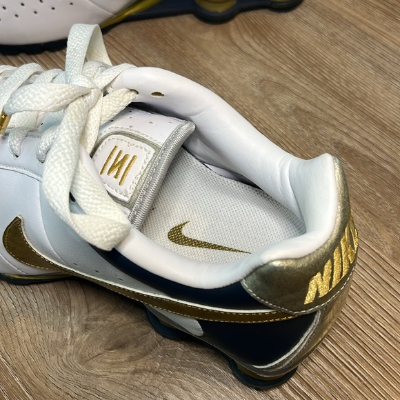 Nike Women’s Collectors Edition Gold Shox - Picture 7 of 10